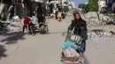 Serangan Israel menghantam sebuah bangunan tempat tinggal bertingkat yang menampung enam keluarga Palestina yang mengungsi di Beit Lahiya. (Omar AL-QATTAA/AFP)