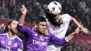 Pemain Real Madrid, Casemiro (tengah) berduel dengan pemain Sevilla, Vicente Iborra (kanan) pada laga Copa Del Rey di Ramon Sanchez Pizjuan stadium, Seville (12/1/2017). real Madird bermain imbang 3-3. (EPA/Raul Caro)