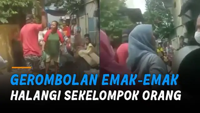 Sekumpulan ibu-ibu halangi sekelompok orang tak dikenal yang hendak menutup akses jalan.