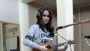 Sheryl baru merilis single yang bertajuk 'Kutunggu Kau Putus' .  (via instagram@sherylsheinafia/Bintang.com)