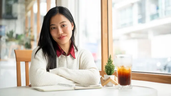 wanita january kebahagiaan orang lain