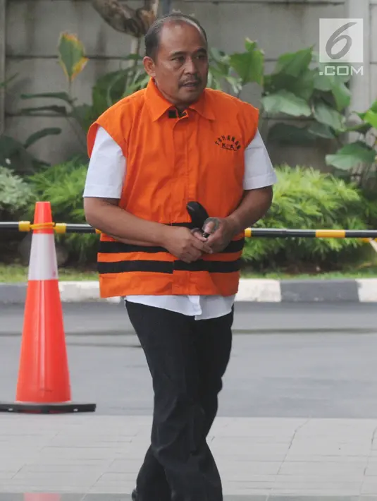 Kepala Dinas Pendidikan Kabupaten Cianjur Cecep Sobandi tiba di gedung KPK, Jakarta, Kamis (10/1). Cecep diperiksa sebagai tersangka terkait gratifikasi atau suap DAK Pendidikan Kabupaten Cianjur TA 2018. (Merdeka.com/Dwi Narwoko)