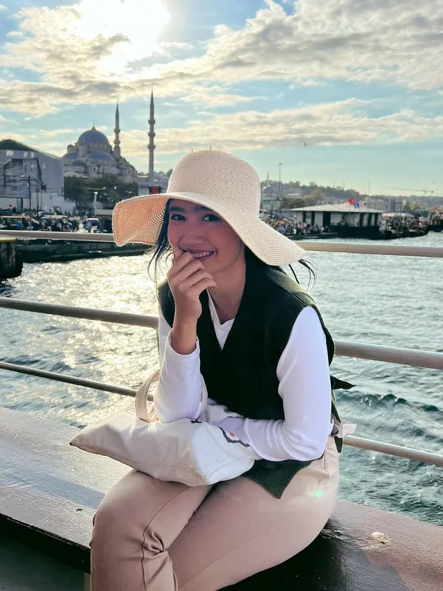 Potret liburan Febby Rastanty. (Foto: Instagram/febbyrastanty)