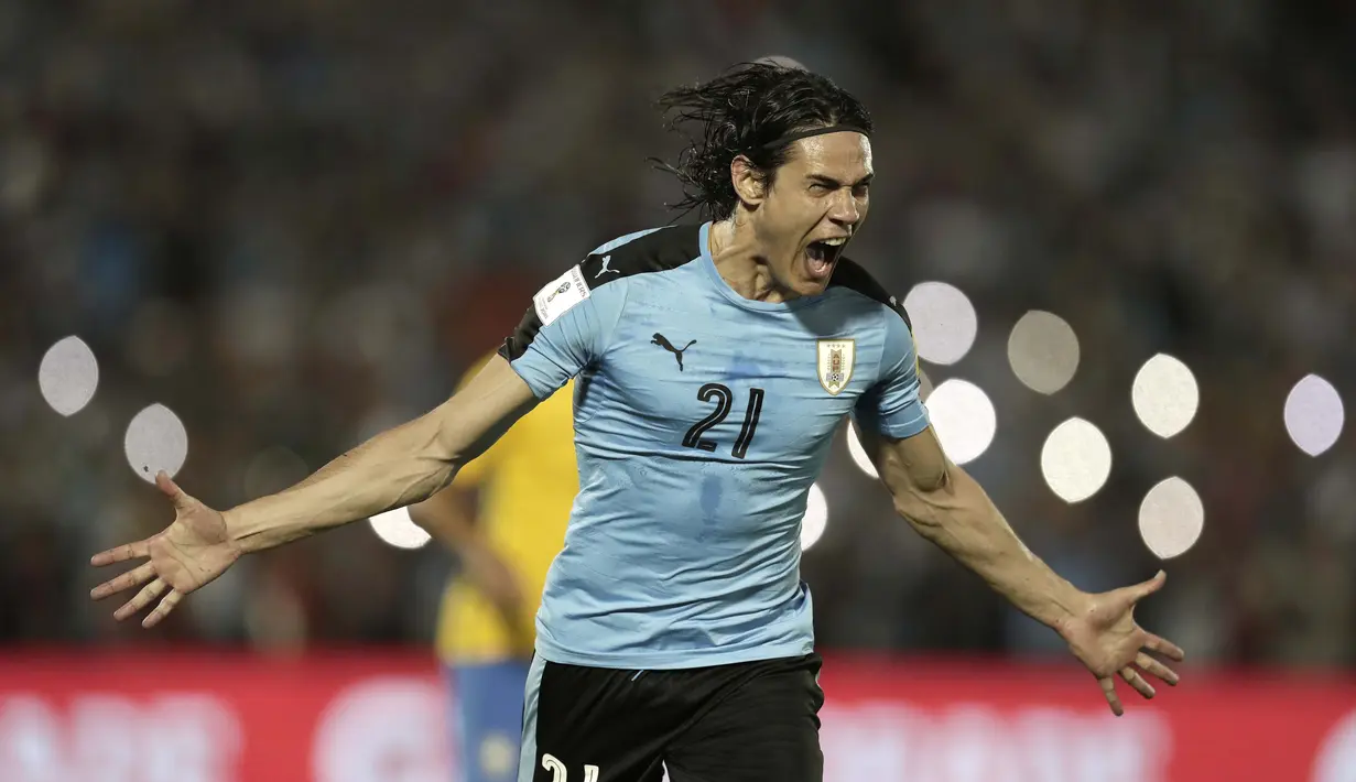 Pemain Uruguay, Edinson Cavani saat ini memimpin top scorer sementara babak kualifikasi zona CONMEBOL dengan sembilan gol. (AP/Natacha Pisarenko)