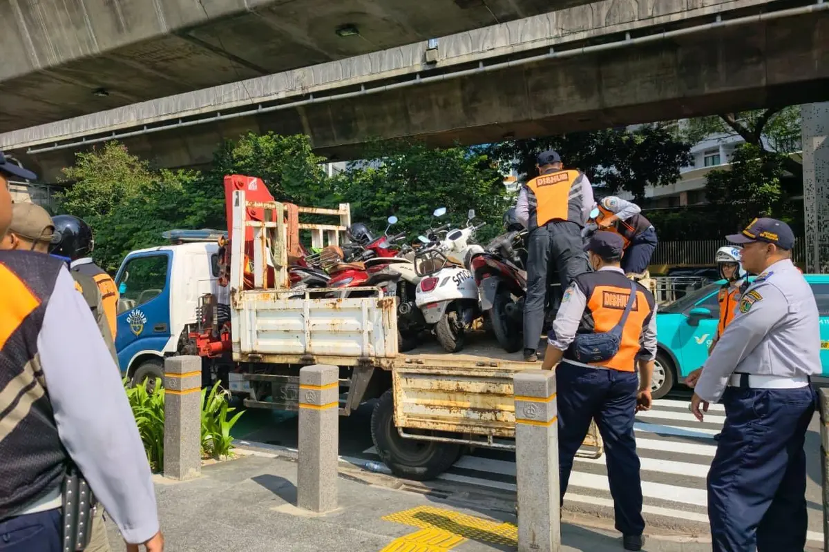 21 sepeda motor yang parkir di atas trotoar Jalan Prof Satrio, tepatnya di depan ITC Kuningan, Setiabudi, Jakarta Selatan, diangkut