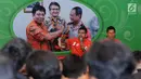 Pemain Persija Bambang Pamungkas memberi masukan saat pertemuan bersama manajemen, pemain dan perwakilan suporter Persija serta pihak kepolisian di Jakarta, Senin (19/6). Pertemuan mengedukasi para suporter Persija, (Liputan6.com/Helmi Fithriansyah)