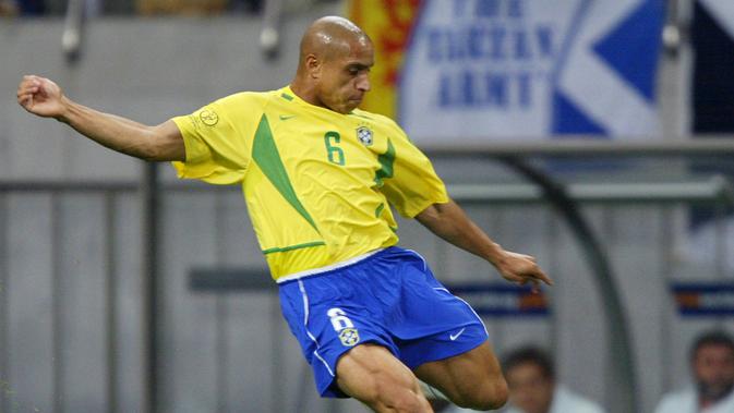 Bek legendaris Timnas Brasil Roberto Carlos. (AFP/Pedro Ugarte)