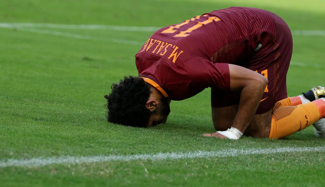 Aksi sujud pemain AS Roma, Mohamed Salah usai membobol gawang Napoli pada lanjutan Serie A Italia di San Paolo Stadium, Naples (15/10/2016). (REUTERS/Max Rossi)