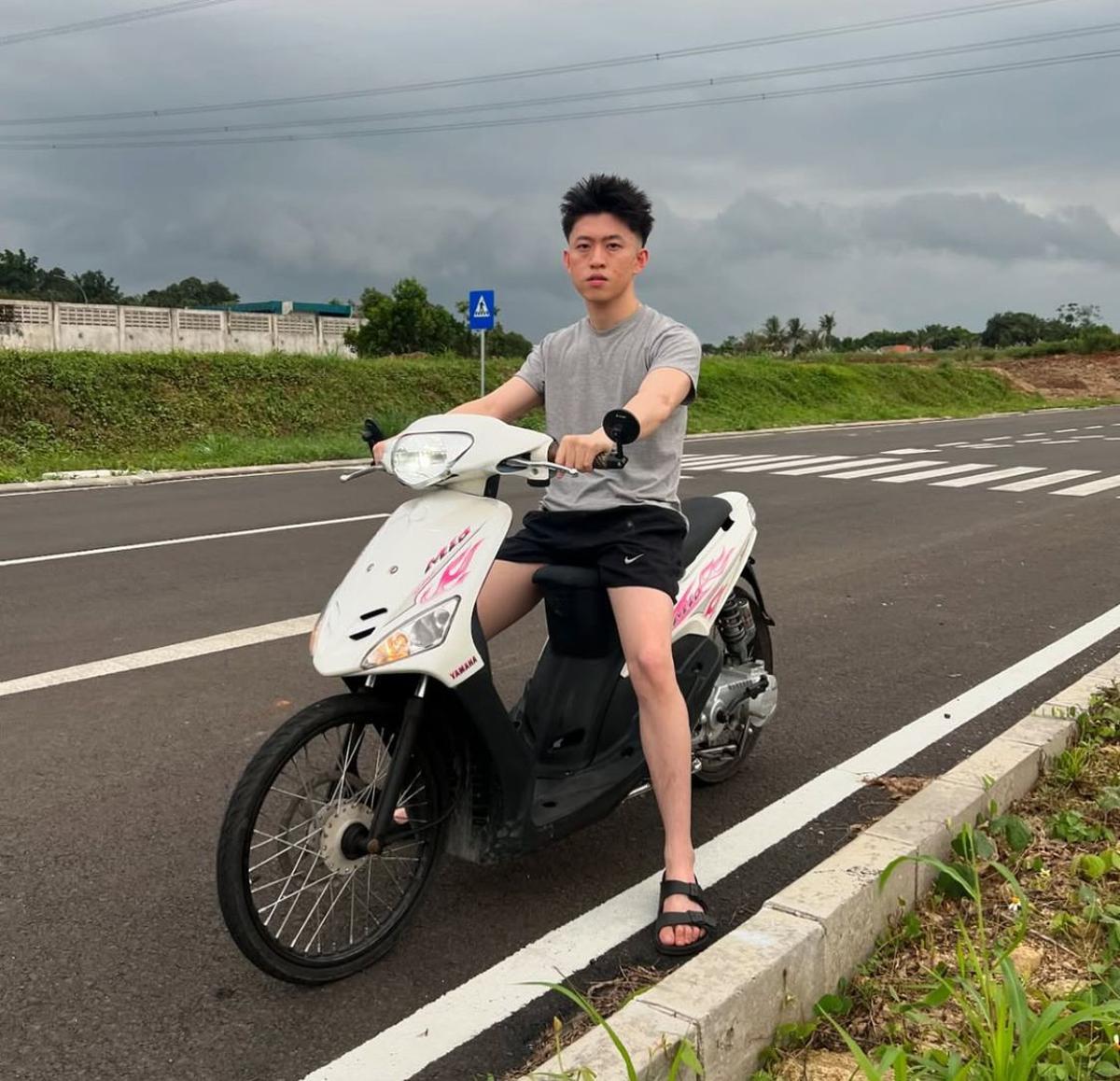 Rich Brian Santai Naik Motor Matic di Indonesia, Gayanya Bikin Warganet Terhibur