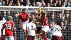Penjaga gawang Manchester City, Ederson (atas) memblok bola saat pertandingan sepak bola Liga Primer Inggris melawan Nottingham Forest di stadion City Ground, Nottingham, Inggris, Minggu, 28 April 2024. (AP Photo/Rui Vieira)
