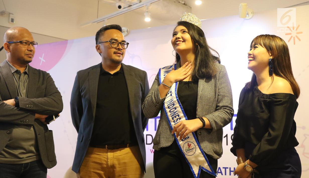 Ketum APJII  Jamalul Izza, Direktur Penyedia Ekosistem BAKTI Kominfo Danny Januar, Ketua Umum Sobat Cyber Indonesia Firna, Berbincang dengan Miss Internet Indonesia 2018 Nathasya Juli Silaen saat Media & Influencer Gathering Miss Internet 2019, Jakarta, Rabu (19/9/2019). (Liputan6.com/Angga Yuniar)