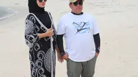 Bupati Pulau Taliabu Aliong Mus bersama sang istri, Zahra Yolanda.
