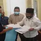 PCNU Kabupaten Cirebon menyerahkan surat kepada Satgas Covid-19 pusat melalui Bupati Cirebon Imron. Foto (istimewa)