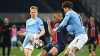 Penyerang Paris Saint-Germain atau PSG, Kylian Mbappe (tengah) berebut bola dengan pemain Manchester City Oleksandr Zinchenko dan John Stones pada leg pertama semifinal Liga Champions di Parc des Princes, Kamis (29/4/2021). Manchester City mengalahkan PSG 2-1. (Anne-Christine POUJOULAT/AFP)