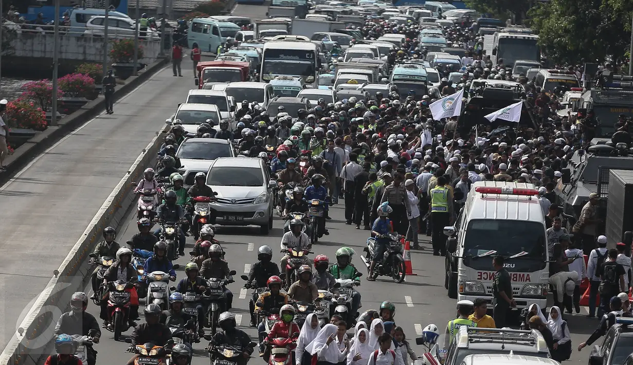 Kendaraan mengalami kemacetan saat melintas di sekitar eks gedung PN Jakarta Pusat, Selasa (13/12). Lokasi sidang perdana Basuki Tajahaja Purnama (Ahok) mengalami kemacetan karena massa yang menyaksikan persidangan tersebut. (Liputan6.com/Faizal Fanani)