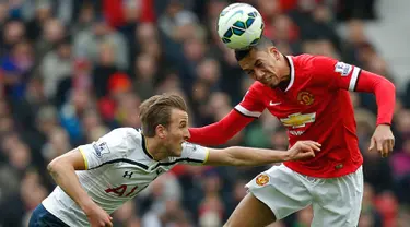 Duel panas terjadi di laga Liga Premier Inggris antara Manchester United dengan Tottenham Hotspur di Stadion Old Trafford, Inggris  (15/3/15 ). Manchester United menang 3-0 atas Tottenham Hotspur. (Reuters/Carl Recine) 