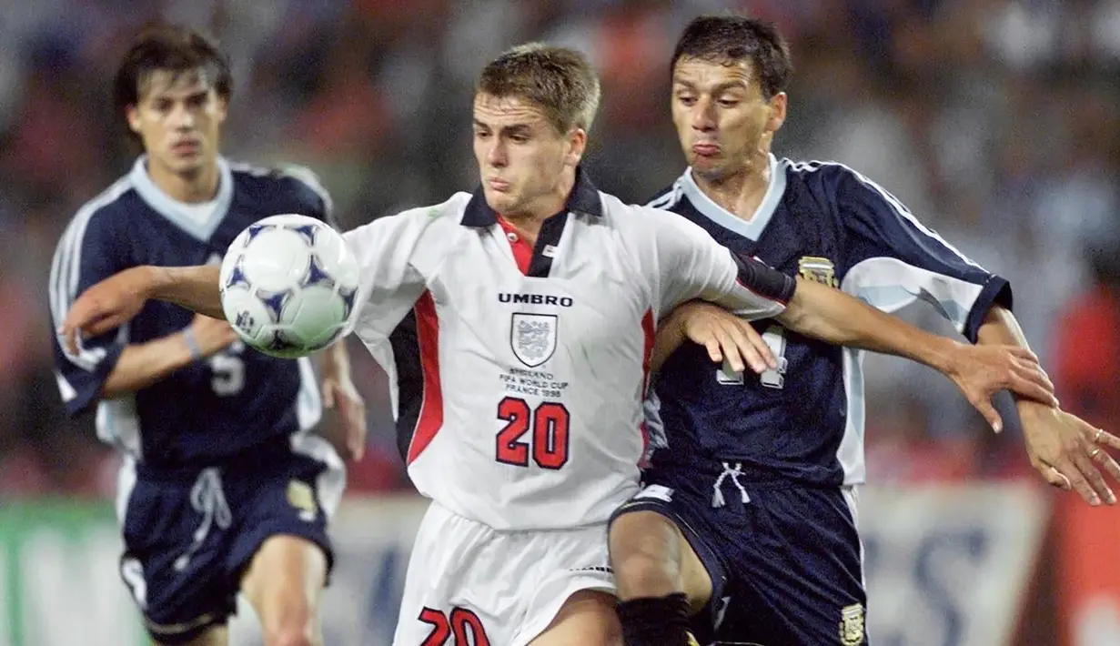 Michael Owen yang berhasil membuat dua rekor sekaligus di Piala Dunia 1998 sukses mencetak 2 gol dan 1 assist di Piala Dunia pertamanya tersebut. Hingga pensiun dari Three Lions pada September 2007, Michael Owen masih sempat menjadi bagian Timnas Inggris dalam dua edisi Piala Dunia berikutnya, 2002 dan 2006. Total tampil dalam 12 laga di 3 edisi Piala Dunia, ia total mecetak 4 gol dan 2 assist. (AFP/Patrick Kovarik)