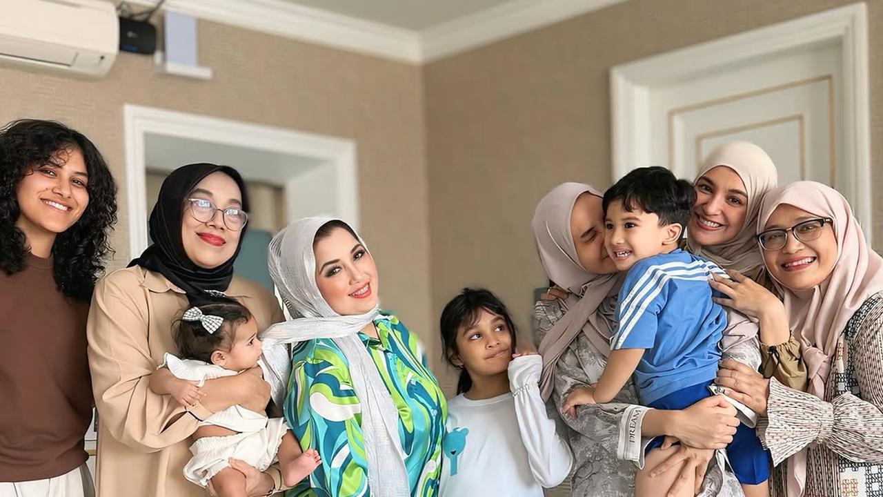 Potret Baby Humaira Anak Zaskia Sungkar dan Irwansyah Pakai Jepit Rambut Pita saat Kumpul Keluarga