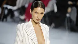 Model Bella Hadid memeragakan Blazer terbaru hasil kreasi Alexandre Vauthier sebagai bagian dari pertunjukan koleksi Haute Couture Spring / Summer 2020 di ajang Paris Fashion Week di Paris, Prancis (21/1/2020). (AP Photo/Christophe Ena)