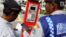 Petugas mengoperasikan mesin parkir meter di kawasan Kota Tua, Jakarta, Rabu (18/7). Sebanyak 13 Terminal Parkir Elektronik (TPE) dipasang di kawasan tersebut guna mengantisipasi membludaknya kendaraan yang parkir. (Liputan6.com/Immanuel Antonius)