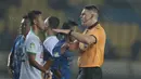 Wasit Evan Shaun Robert memberikan mencoba memberikan penjelasan kepada pemain PS TNI, Sansan Husaeni saat laga melawan Persib Bandung pada lanjutan Liga 1 2017 di Stadion Si Jalak Harupat, Sabtu (05/8/2017). (Bola.com/Nicklas Hanoatubun)