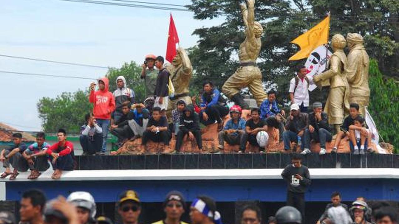 Dipasang kawat berduri, ratusan massa marah dengan polisi