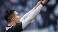 Cristiano Ronaldo merayakan golnya ke gawang Fiorentina di Allianz Stadium (2/2/2020). (AFP/Marco Bertorello)
