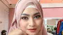 Inspirasi baju kasual perempuan hijab dalam nuansa warna pink dari vibe kalem sampai shocking ala Nathalie Holscher (Foto: Instagram @nathalieholscher)