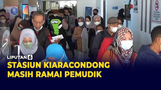 Sehari setelah Hari Raya Idul Fitri, ratusan pemudik masih memadati Stasiun Kiaracondong Kota Bandung Jawa Barat.
