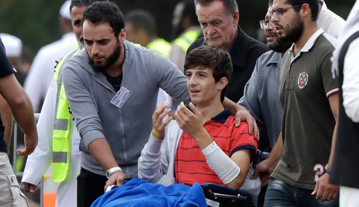 Zaed Mustafa menghadiri pemakaman ayah dan saudara laki-lakinya yang meninggal dalam penembakan masjid di Memorial Park Cemetery, Christchurch, Selandia Baru, Rabu (20/3). (AP Photo/Mark Baker)