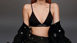 Calvin Klein mengungkapkan bahwa Jennie kembali dengan kampanye mereka untuk koleksi musim gugur 2022. (FOTO: instagram.com/calvinklein)
