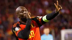Pemain Belgia Romelu Lukaku melakukan selebrasi usai mencetak gol ke gawang Azerbaijan pada pertandingan sepak bola Grup F Kualifikasi Euro 2024 di Stadion King Baudouin, Brussels, Belgia, Minggu (19/11/2023). (AP Photo/Geert Vanden Wijngaert)