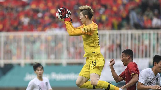 Kiper Timnas Korea Selatan U-23, Cho Hyun-woo, saat menghalau serangan Vietnam di semifinal Asian Games 2018 di Stadion Pakansari, Cibinong, Rabu (29/8/2018). (Bola.com/Dok. INASGOC)