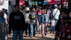 Pengunjung memadati ajang "Jakcloth 2017" di Senayan, Jakarta, Jumat (16/6). Bazar yang diikuti ratusan merek dagang pakaian tersebut berlangsung 14-21 Juni 2017. (Liputan6.com/Gempur M Surya)