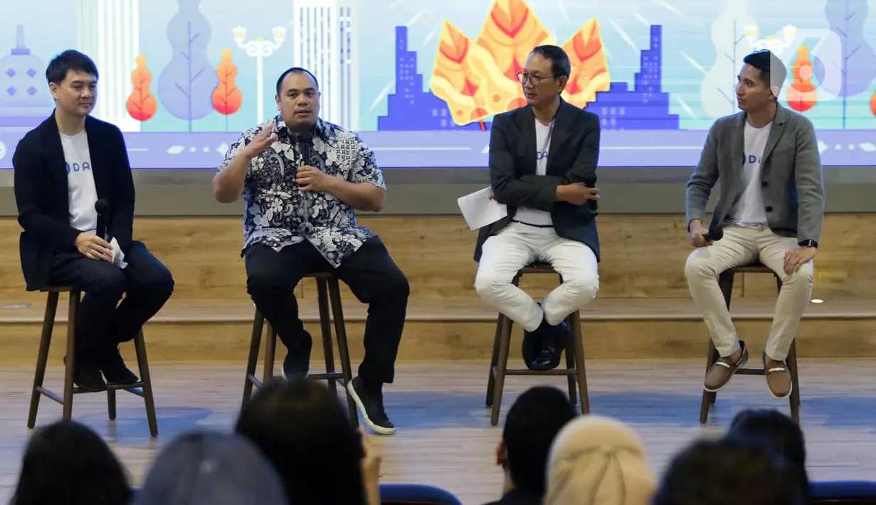 Ketua Umum AFTECH, Pandu Patria Sjahrir (kedua kiri) memberikan keterangan terkait rencana kolaborasi antara DANA, Sinar Mas dan Lazada Group dalam diskusi Semangat Kolaborasi: Akselerasi Ekonomi Digital Indonesia di Jakarta, Kamis (25/8/2022). DANA bersama Sinar Mas dan Lazada Group mengumumkan rencana kolaborasi demi akselerasi ekonomi digital Indonesia. (Liputan6.com/Helmi Fithriansyah)
