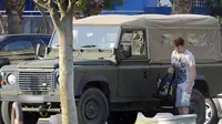 James Blunt menikmati suasana pantai Ibiza bersama dengan istrinya menggunakan Land Rover Defender dengan corak ala militer