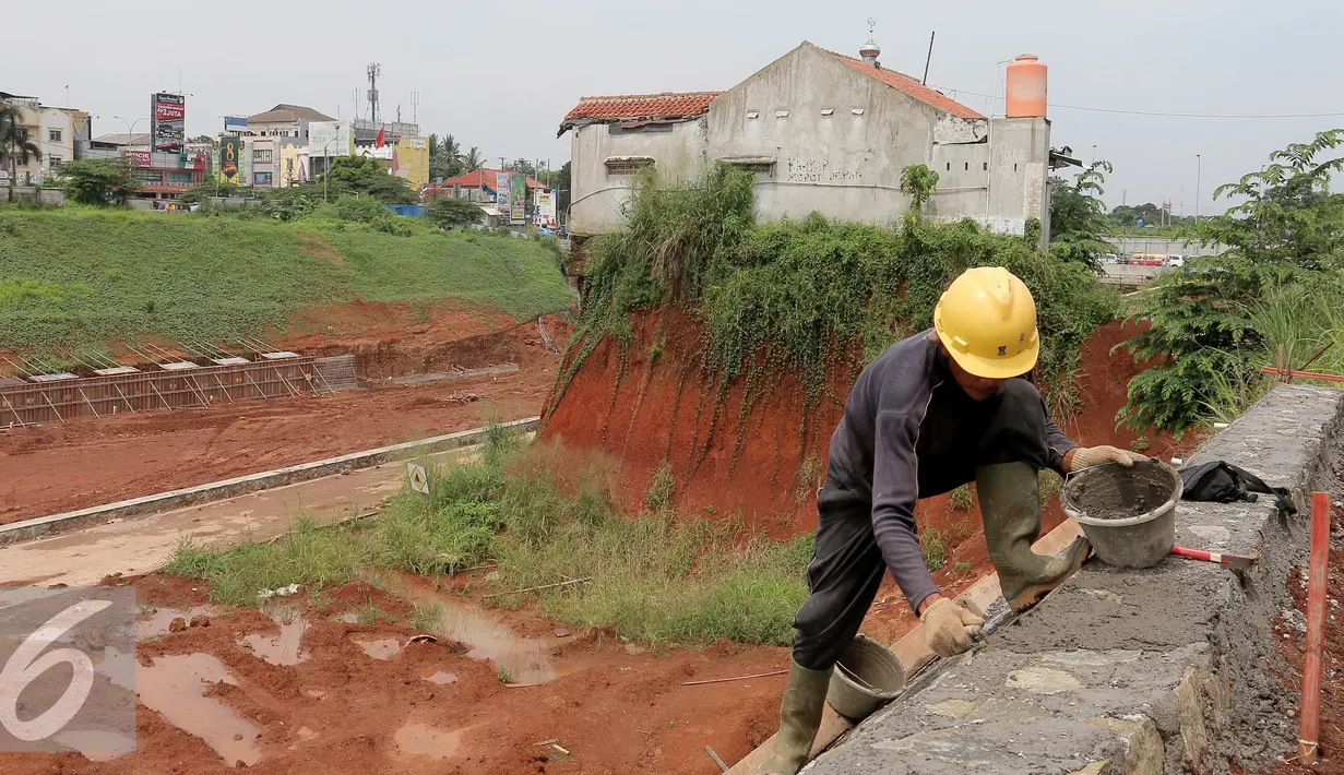 Pekerja menyelesaikan pembangunan Proyek Tol di belakang Musala yang masih berdiri di lokasi pembangunan proyek Tol Cinere-Jagorawi (Cijago) seksi II d Depok, Jawa Barat, Selasa (1/11). (Liputan6.com/Johan Tallo)