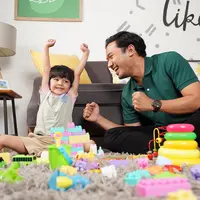 Ilustrasi pola asuh anak generasi alpha dengan ikut terlibat aktivitas anak. (Dok/Tokopedia).