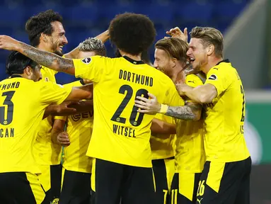 Pemain Borussia Dortmund merayakan gol yang dicetak Marco Reus ke gawang MSV Duisburg pada laga DFB-Pokal di Schauinsland-Reisen-Arena, Selasa (15/9/2020). Borussia Dortmund menang 5-0 atas MSV Duisburg. (AFP/Thilo Schmulgen/pool)
