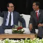 Presiden Joko Widodo (Jokowi) mengajak Presiden Prancis Francois Hollande berbincang di beranda Istana Merdeka, Jakarta, Rabu (29/3). Hollande merupakan Presiden Prancis pertama yang berkunjung ke Indonesia sejak 30 tahun lalu. (Liputan6.com/Angga Yuniar)