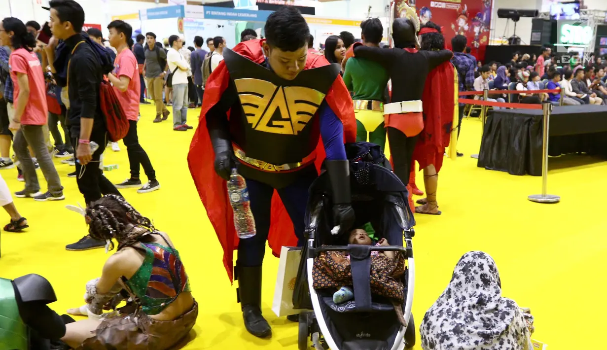 Seorang cosplayer bersama seorang bayi pada acara  Festival Popcon Asia 2017 di JCC, Jakarta, Minggu (6/8). Festival ini telah digelar untuk keenam kalinya. (Liputan6.com/Fery Pradolo)