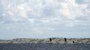 <p>Pororoca, sebuah kata dari dialek Amazonian Indigenous yang berarti "perusak" atau "ledakan besar", terjadi dua kali sehari ketika gelombang laut yang masuk membalikkan aliran sungai untuk sementara waktu. (AP Photo/Eraldo Peres)</p>