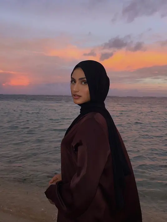 Atau bisa juga pilih silk dress warna burgundy yang selaras dengan warna langit seperti Munira Agile. Elegan! [@miraagile]