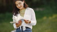 Membaca buku, mengidam-idamkan tokoh fiksi dan bahkan menjadikannya objek seksual karena gambarannya yang gagah perkasa dan tampan bisa menjadi salah satu indikasi fenomena Fiktoseksualitas. (Foto dok: Freepik/prostooleh).