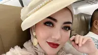 Siapa bilang hijaber enggak bisa tampil keren dengan topi? Menilik dari akun instagram @bellashofie_rigan, berikut OTTD Bella Shofie dengan topi yang bisa kamu jadikan inspirasi!&nbsp;(FOTO: instagram.com/bellashofie_rigan/)