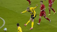 Dortmund sukses membuka keunggulan pada menit ke-2 melalui tembakan Erling Haaland dari luar kotak penalti. 7 menit berselang, Haaland kembali menjebol gawang Bayern Munchen. (Foto: AP/Pool/Guenter Schiffmann)