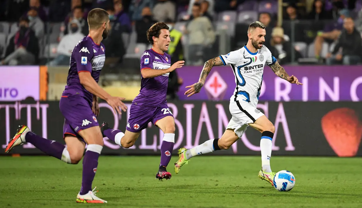 Gelandang Inter Milan Marcelo Brozovic (kanan) berlari dengan bola dibayangi pemain Fiorentina pada pekan kelima Liga Italia Serie A 2021/2022 di Artemio Franchi, Rabu (22/9/2021) dini hari WIB. Inter Milan menang 3-1 meski sempat tertinggal lebih dulu di babak pertama. (ANDREAS SOLARO / AFP)