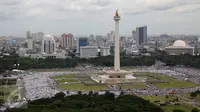 Massa demo 2 Desember memenuhi kawasan Monumen Nasional (Monas), Jakarta Pusat, Jumat (2/12). Aksi untuk menuntut ditangkapnya Gubernur DKI Jakarta nonaktif Basuki Tjahaja Purnama atas dugaan penistaan agama. (Liputan6.com/Ferbian Pradolo)