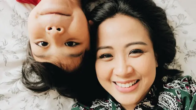 Potret Astrid Sartiasari Momong Anak (sumber: instagram/astridbasjar)