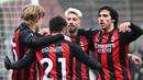 Pemain AC Milan merayakan gol yang dicetak Brahim Diaz ke gawang Celtic pada laga lanjutan Liga Europa di Stadion San Siro, Jumat (4/12/2020) dini hari WIB. AC Milan menang 4-2 atas Celtic. (AFP/Vincenzo Pinto)